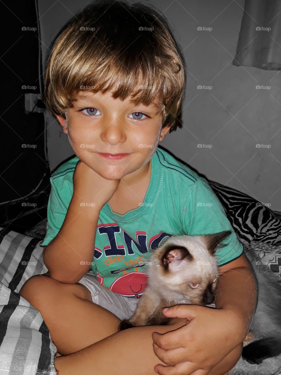 beautiful child with the kitten