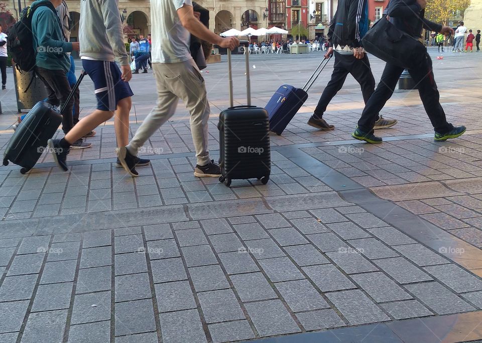 Personas con maletas camino del hotel