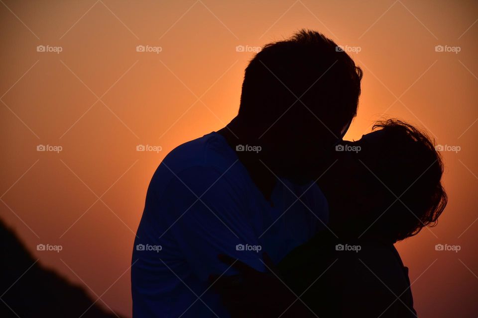 couple kissing