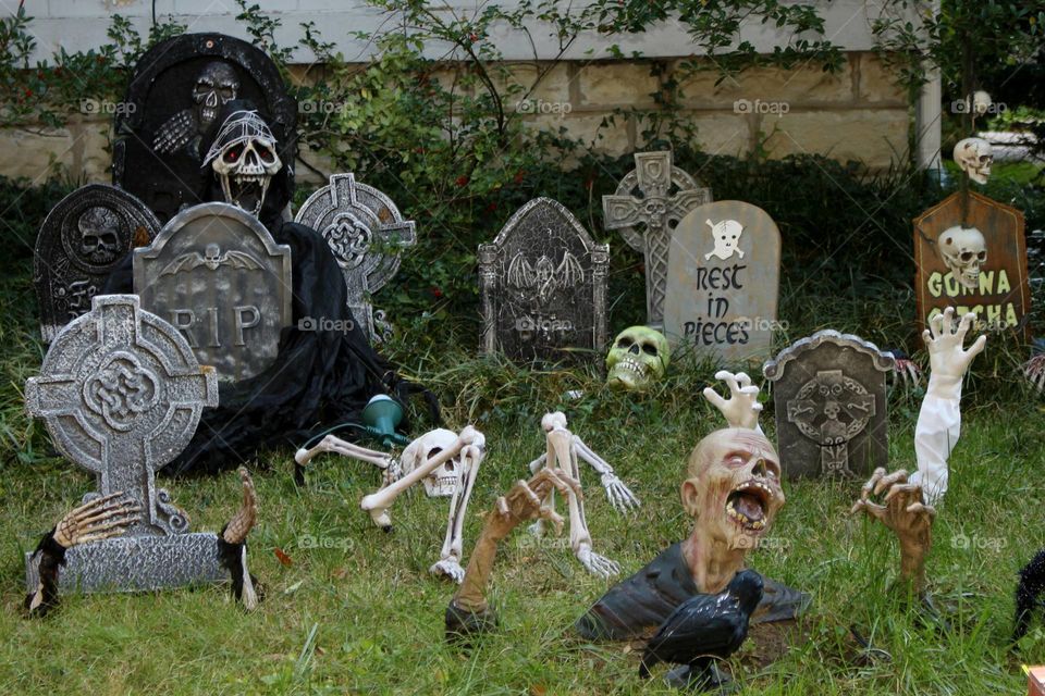 creepy skeleton graveyard Halloween decorations
