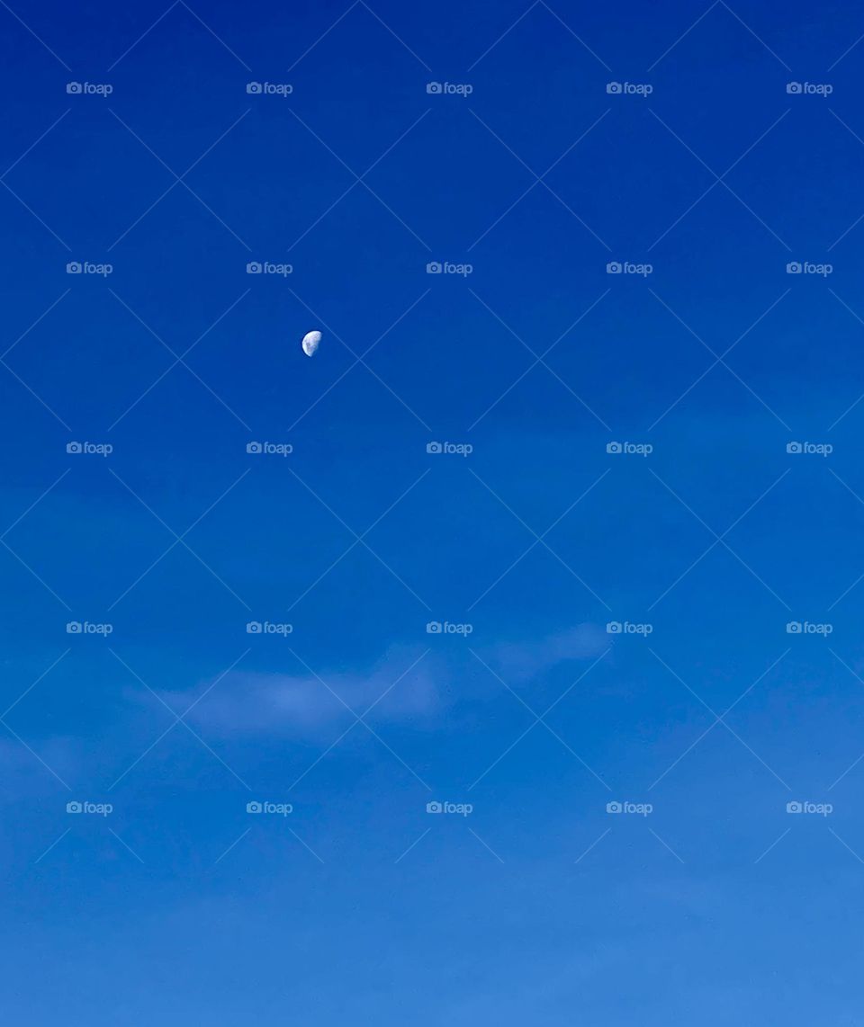 5:30 PM – A totally inspiring blue sky.  How not to contemplate?  There's even the moon!  Look: / 17h30 – Um céu azul totalmente inspirador. Como não contemplar? Tem até a lua! Olhe aí: