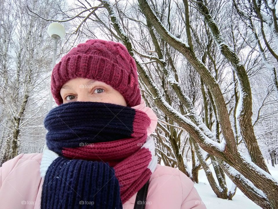 woman portrait winter background, outdoor