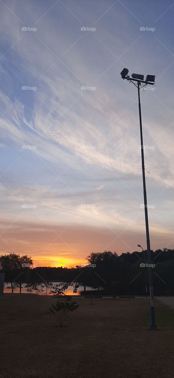 É impossível apreciar um pôr do sol sem pensar num grande amor.
It is impossible to enjoy a sunset without thinking of a great love.