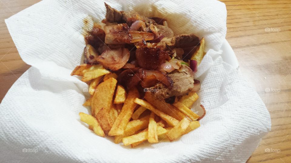 FRIES WITH HEAD OF CATTLE MEAT.