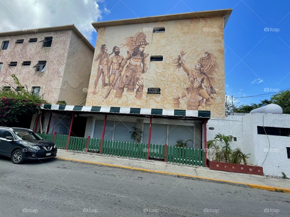 Mayan-themed mural on a house in downtown Cancun, Mexiko.