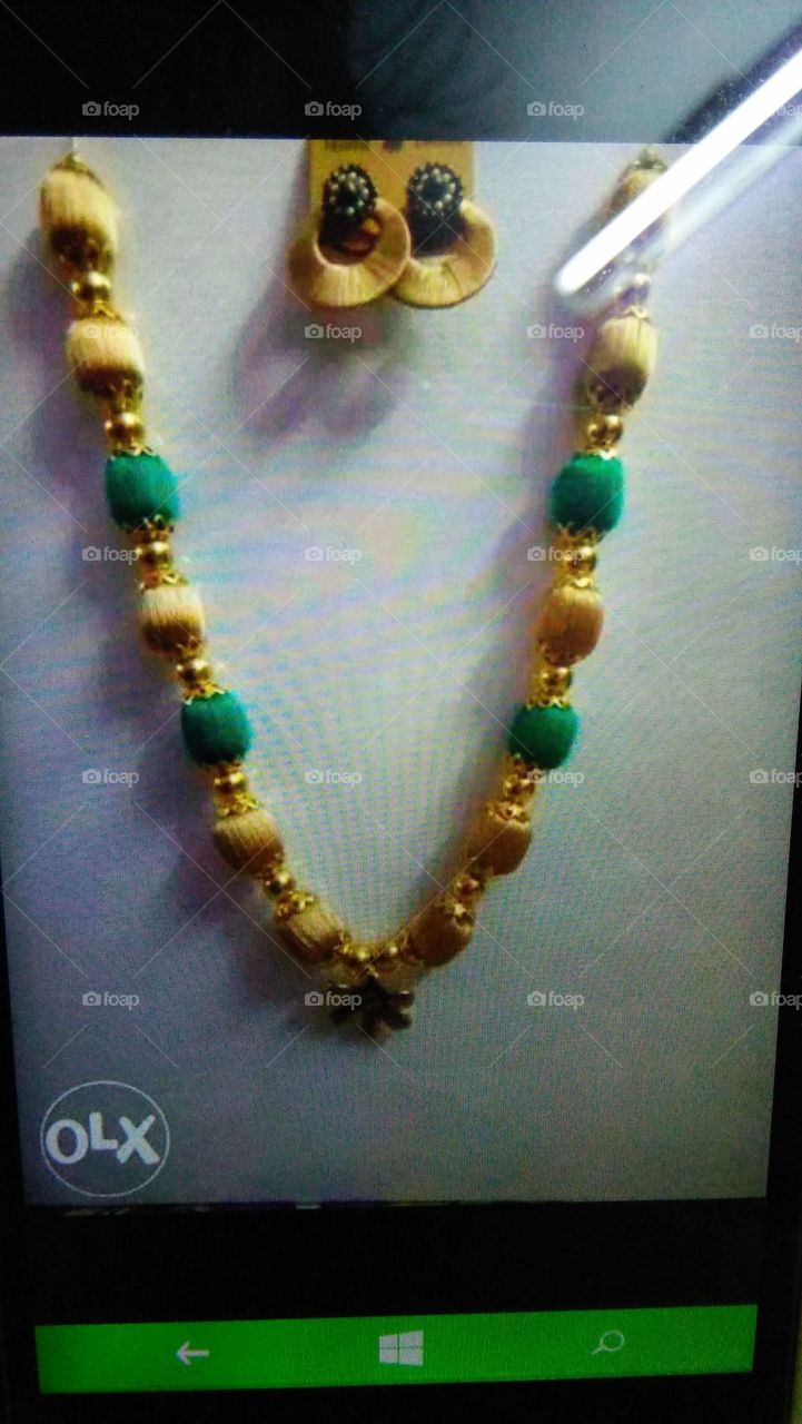 To make a silk thread necklace is simple method using the following material Fish tank oxygen tube, Back rope, Stone chain or Stone lace, Glue, Silk thread