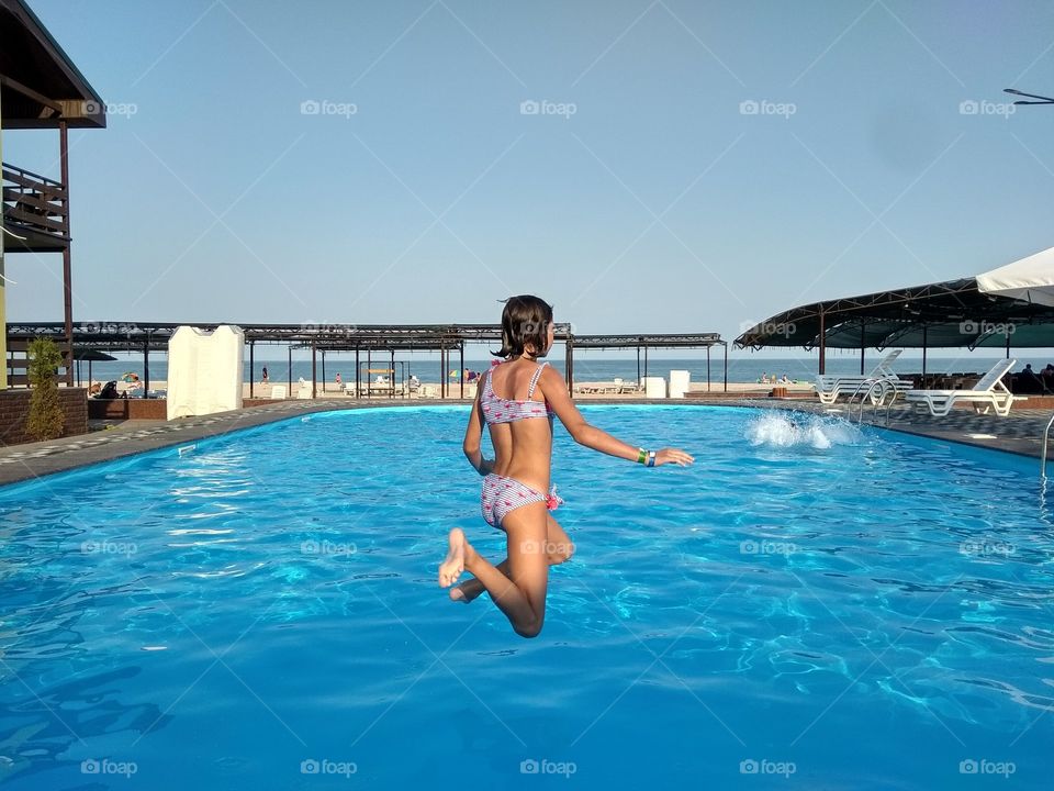 Прыжки в бассейн. Красивые картинки. Девочка прыгает в бассейн. Фото в прыжке.