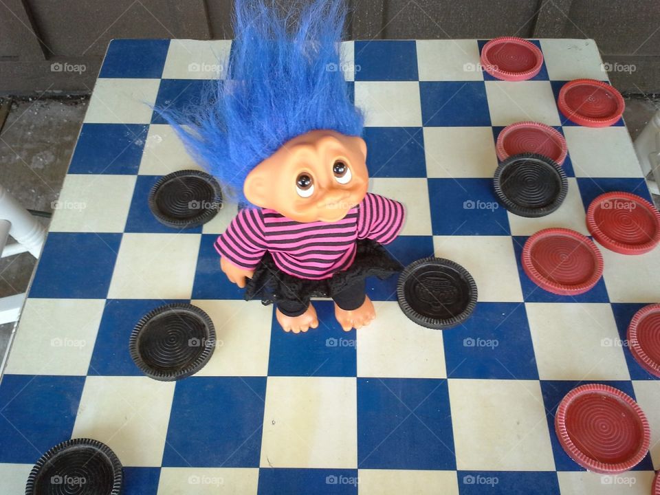 troll playing checkers