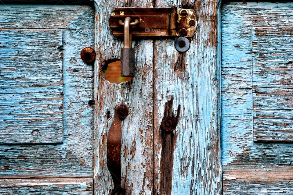 Fotografía close up a las cerraduras de una puerta de madera de una casa