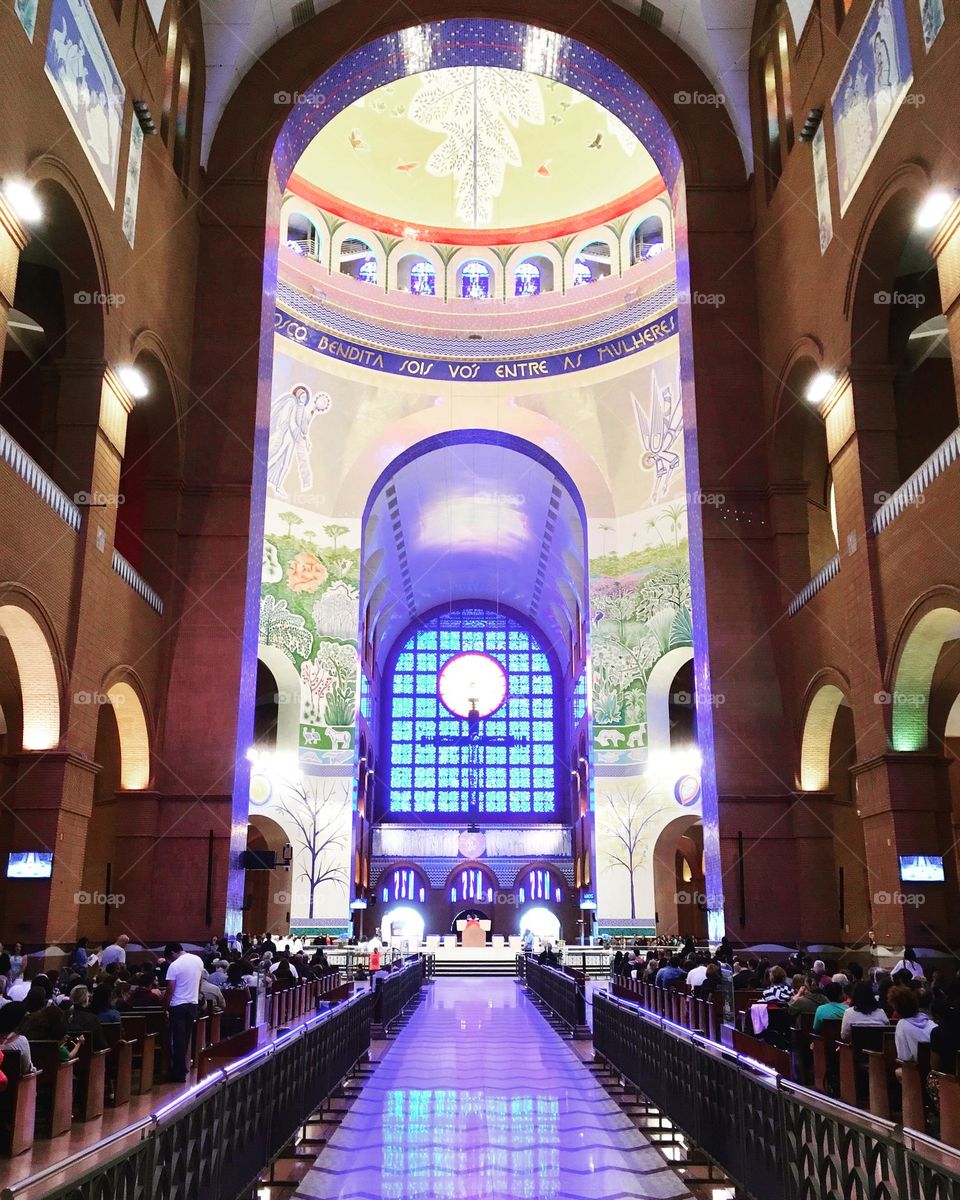 🇺🇸 The architecture of the church of Aparecida (National Sanctuary of Brazil) is beautiful. A place of faith and inspiration. / 🇧🇷 A arquitetura da igreja de Aparecida (Santuário Nacional do Brasil) é lindíssima. Um lugar de fé e inspiração. 