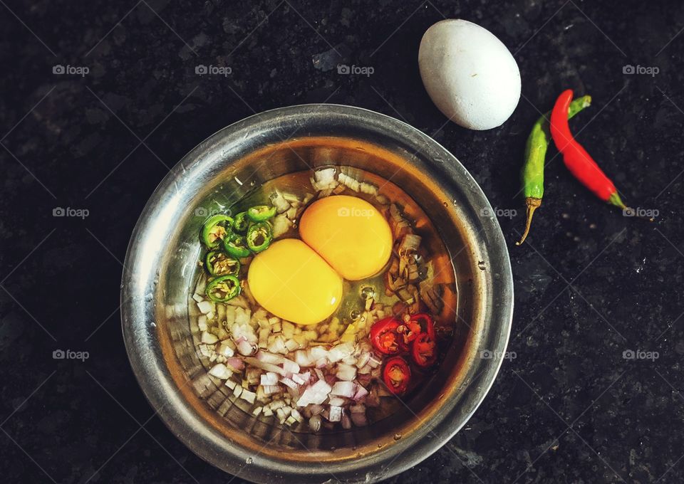 preparing egg omelette