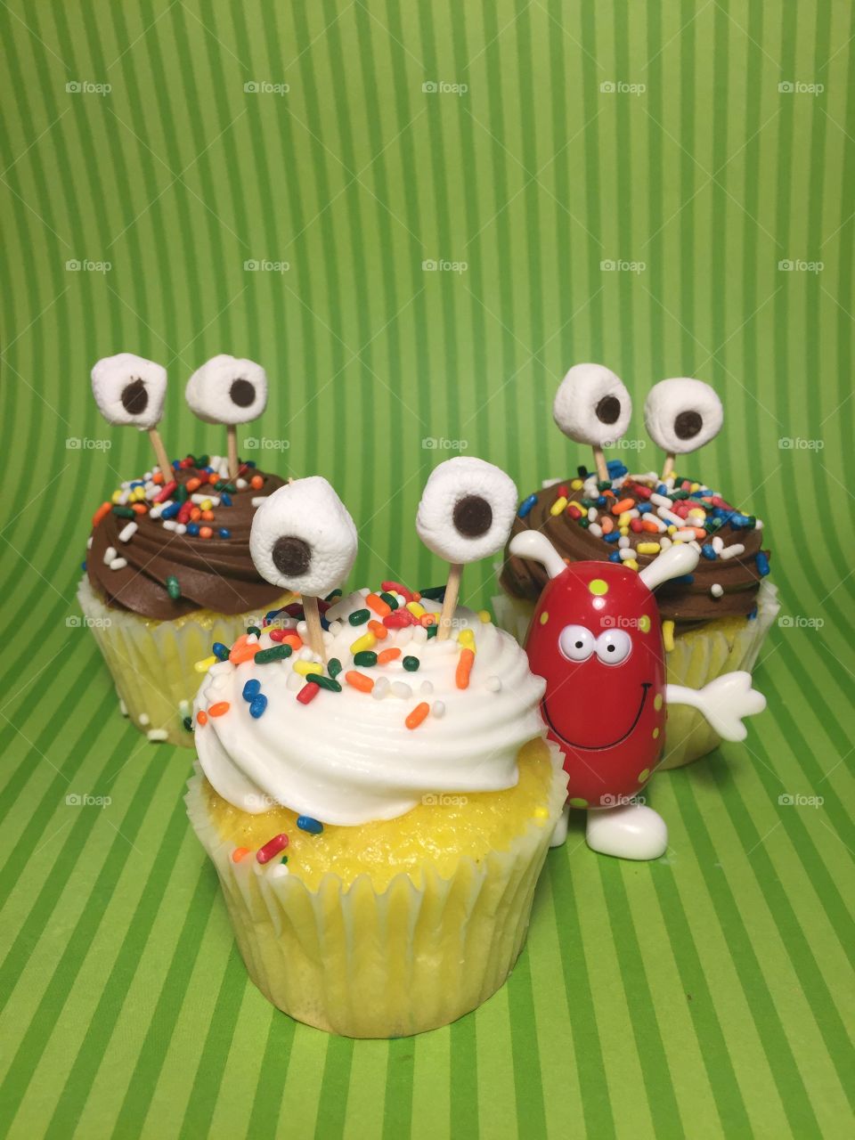 Crazy cupcakes:  alien sprinkles cupcakes