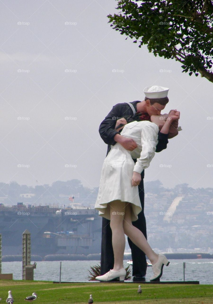Kissing statue