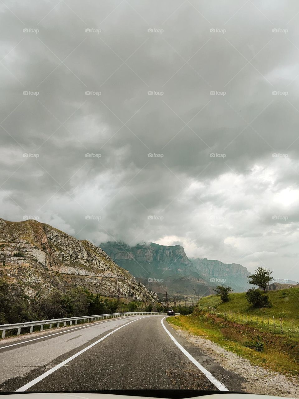 The road along the mountains