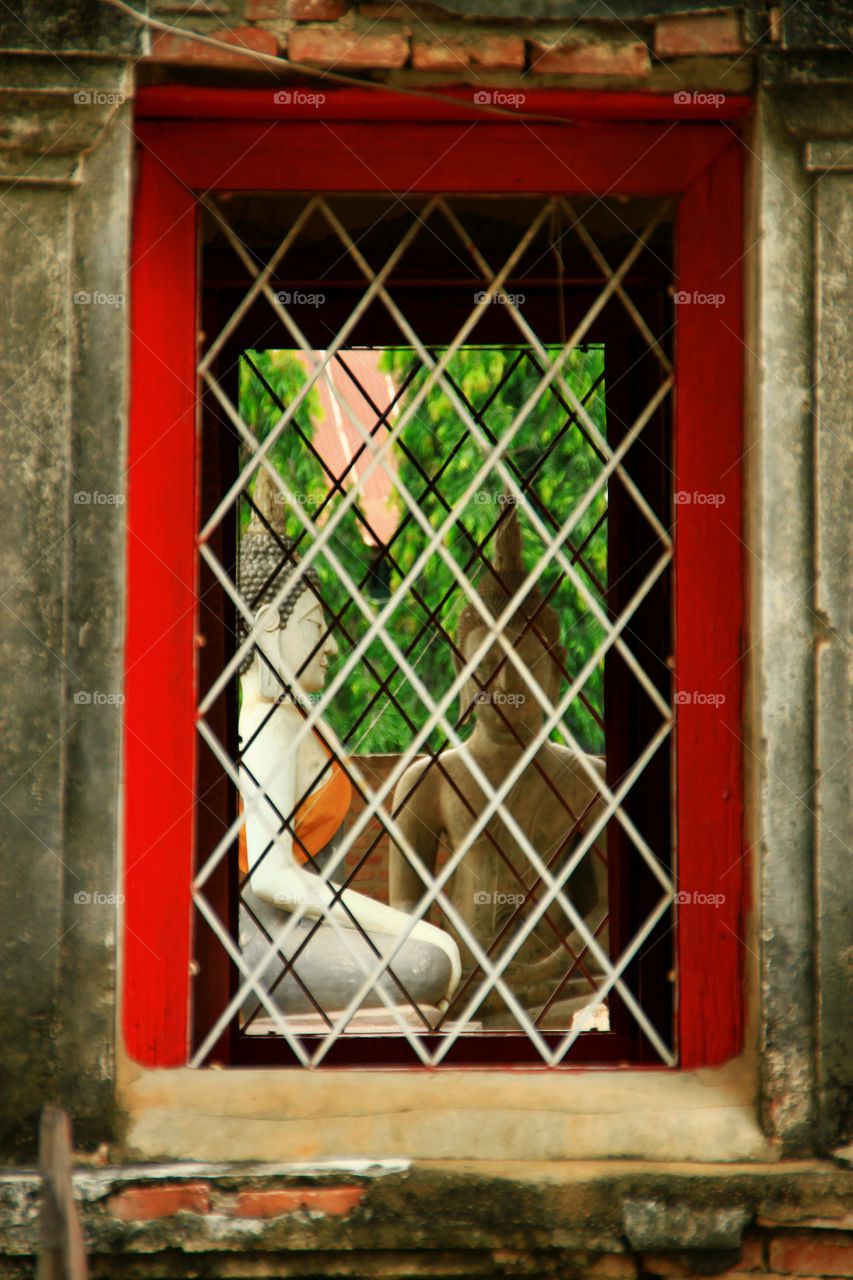 Red window  in the Thai temple.