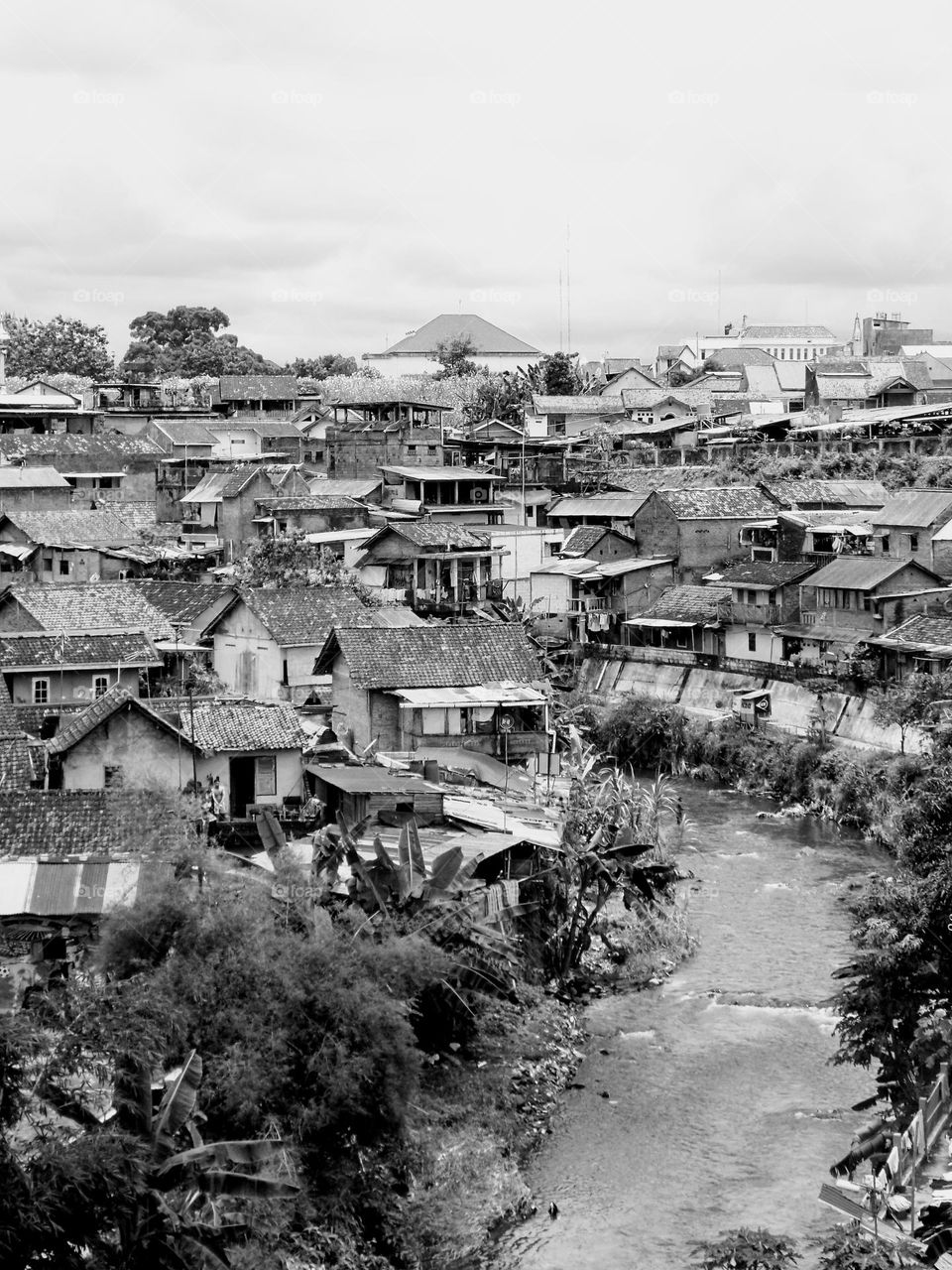 Settlements along the river in the middle of the city
