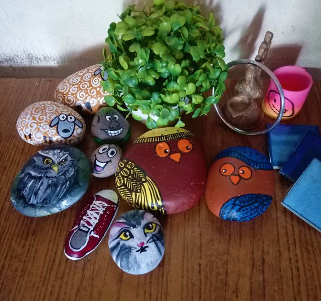 Stone art: paperweight, angry birds, plant, home decorations, animals painted on stones