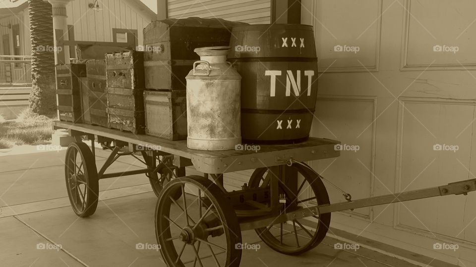 A vintage display at the Niles train station musuem. A cart with old trunks and vintage looking conatiners.