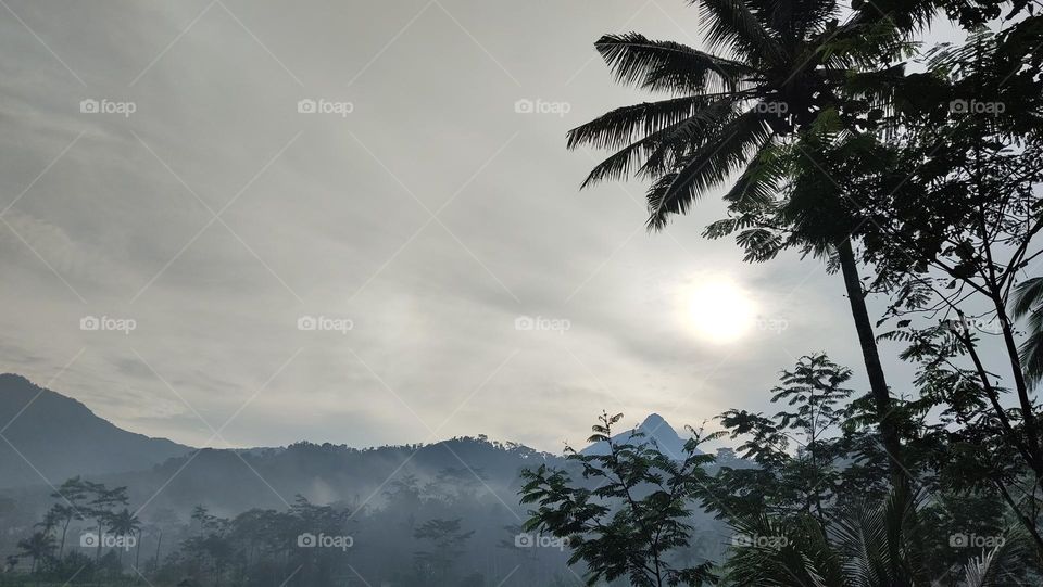 sinar matahari tertutup kabut