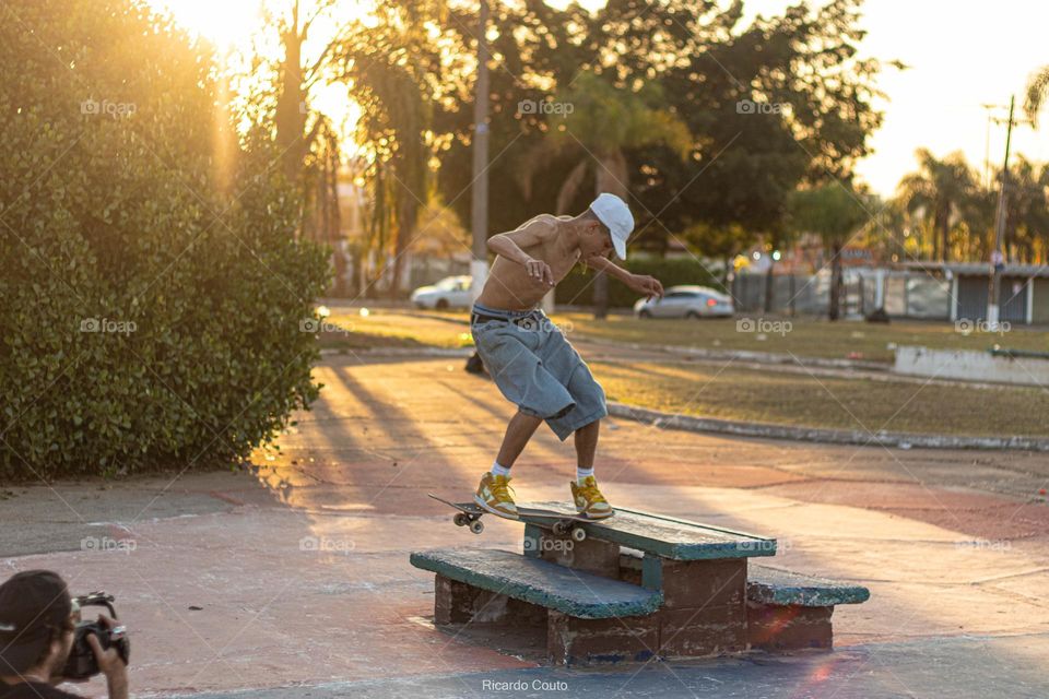 skatista realizando manobra em por do sol.