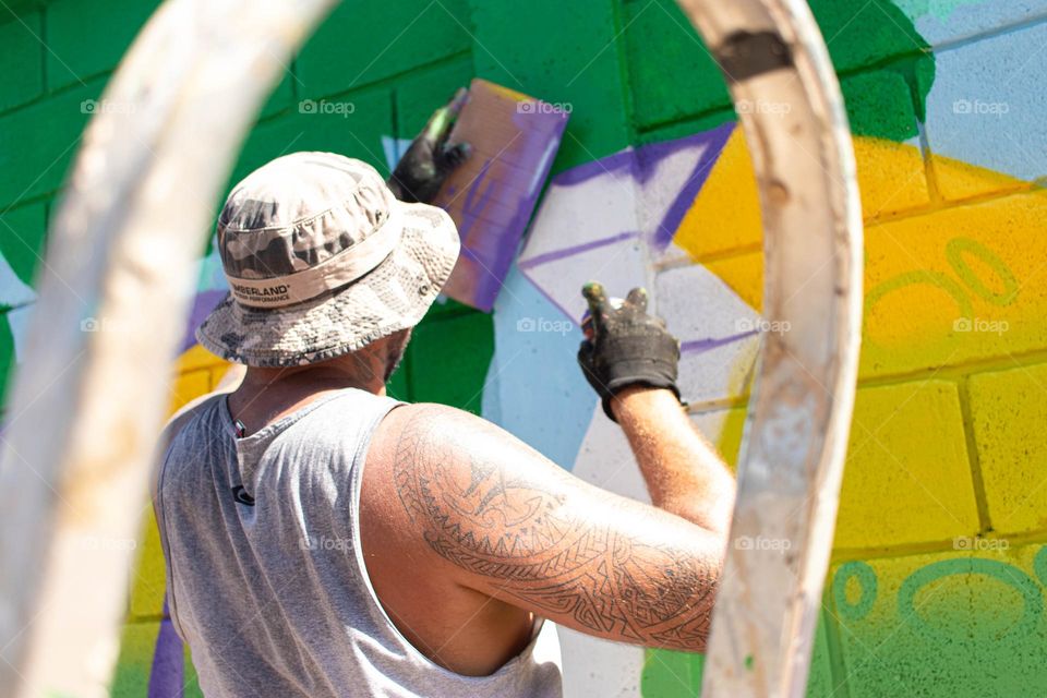 artista desenhando no centro da cidade.