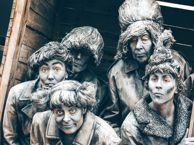 statues