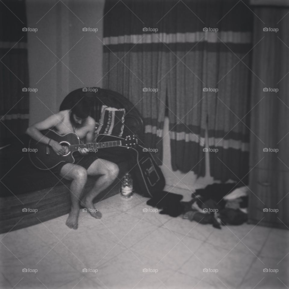 My lullaby. After several hours crawling through the backstreets of old dhaka in bangladesh we found this beautiful guitarrr. It has 34 degrees and the heavy air gets a sound