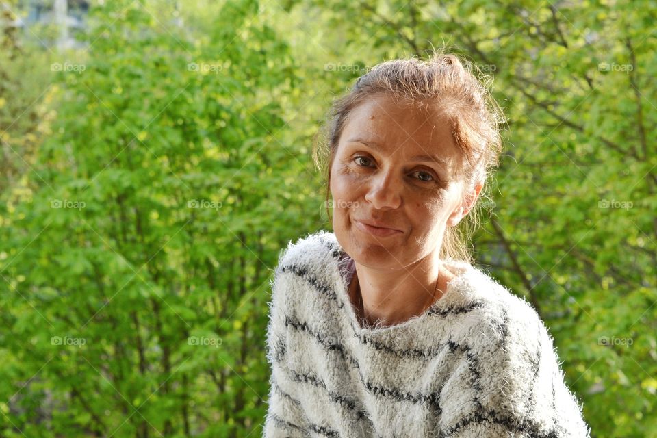 woman portrait green background