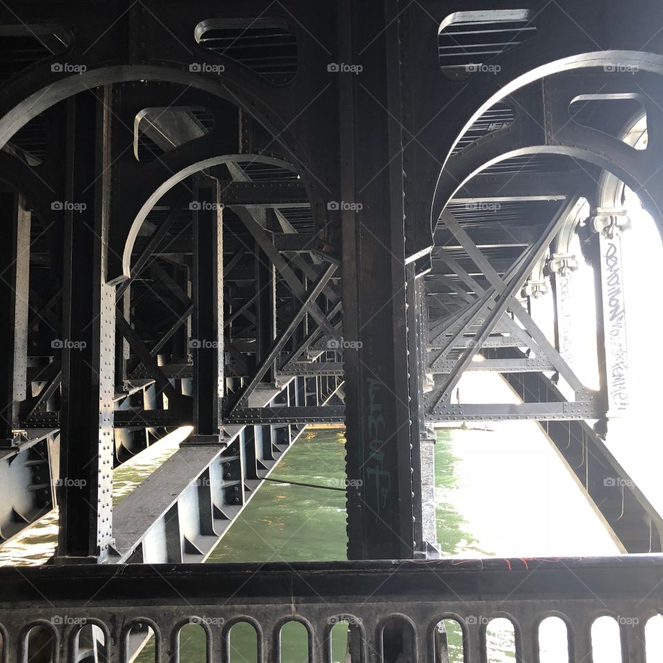 Métal architecture of a great Parisian bridge 🌉