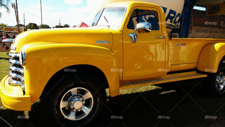 Bonita caminhonete amarela antiga da Ford.