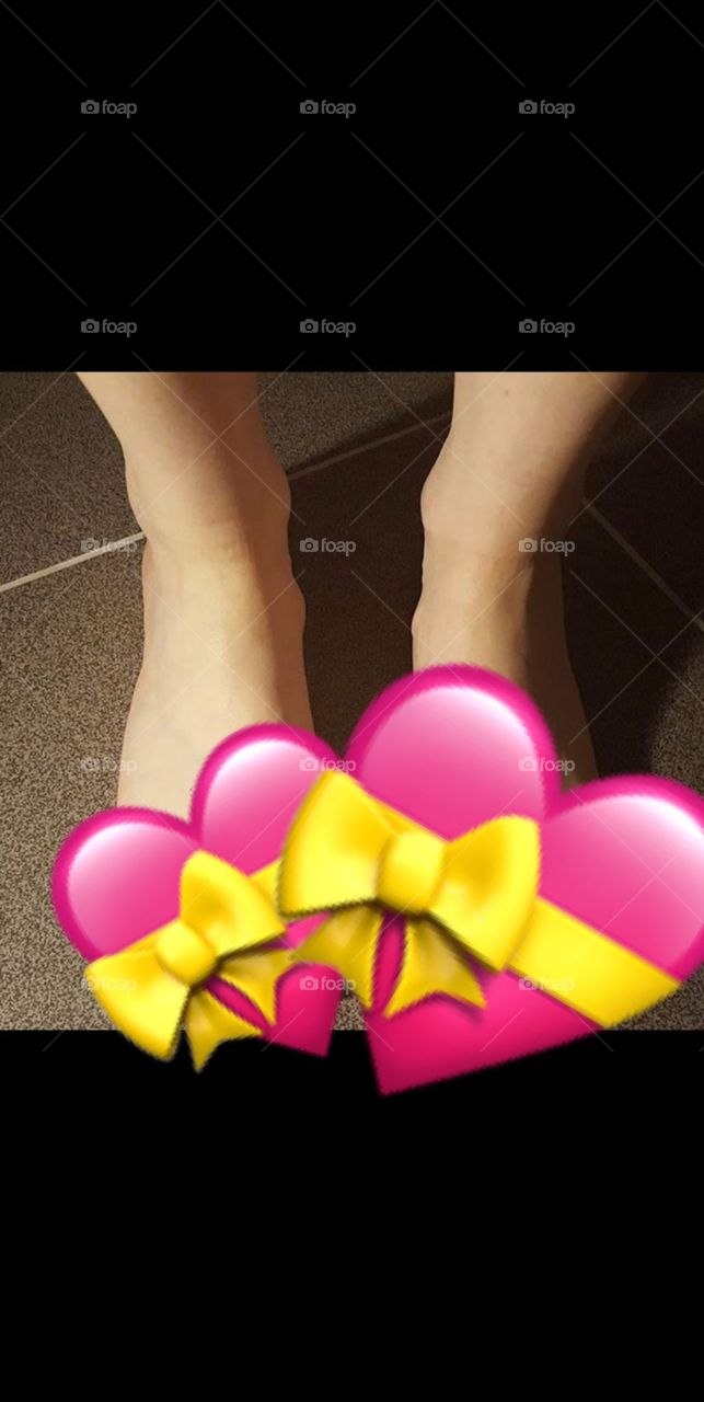 Selling my feet pics! I am a 26 yo old female just trying to pay my college loans 😂