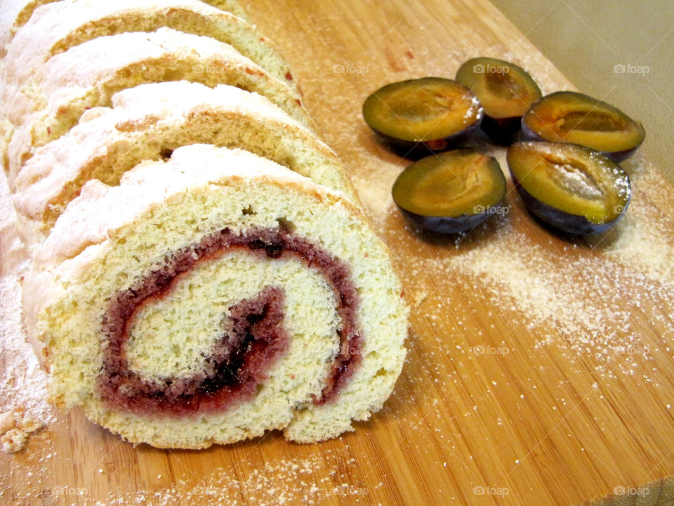 Biscuit roll with plums jam