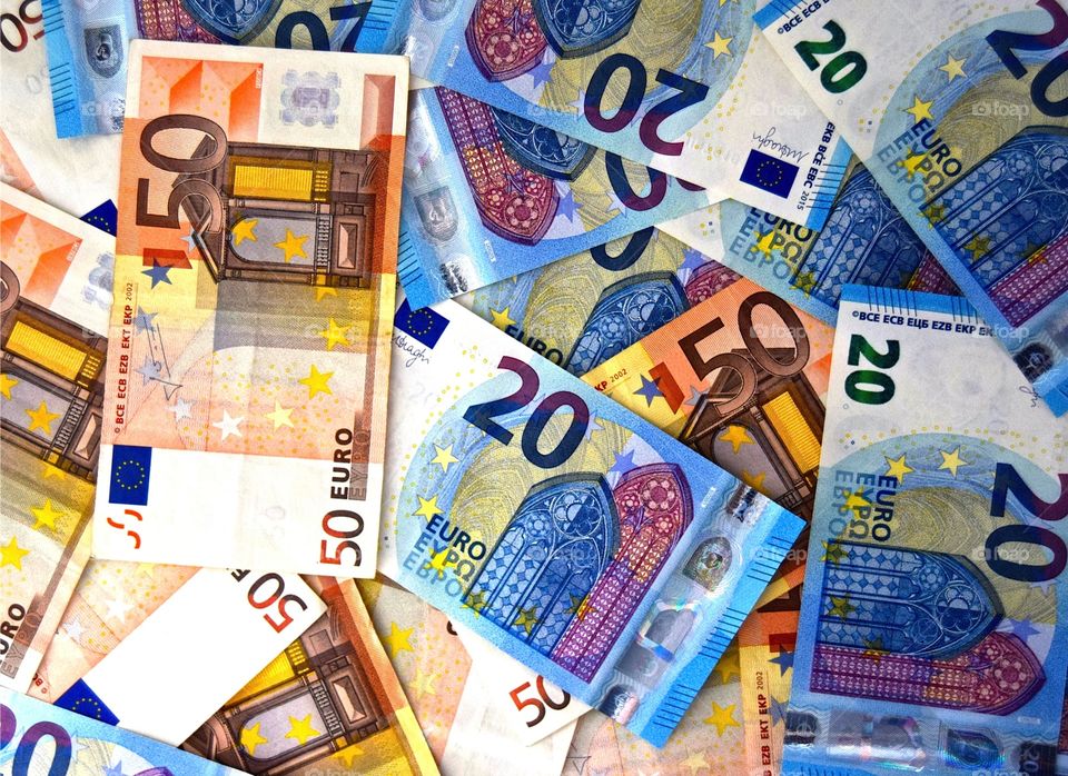 Lots of Euros €50 and €20