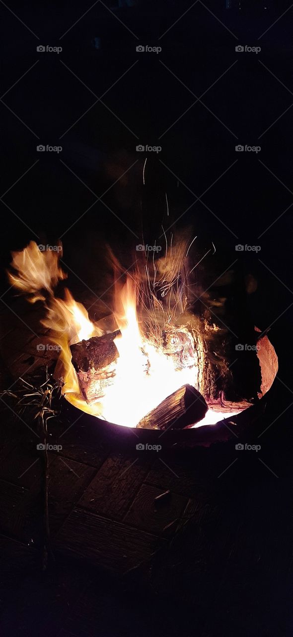 в темноте горит костер