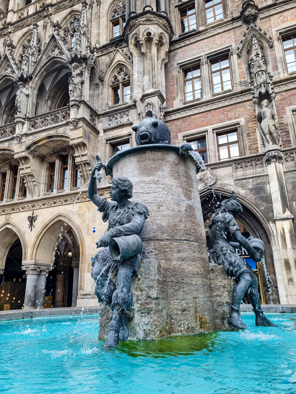I travelled to München a few days ago and I took so many beautiful pictures. This fountain was so impressive to me.