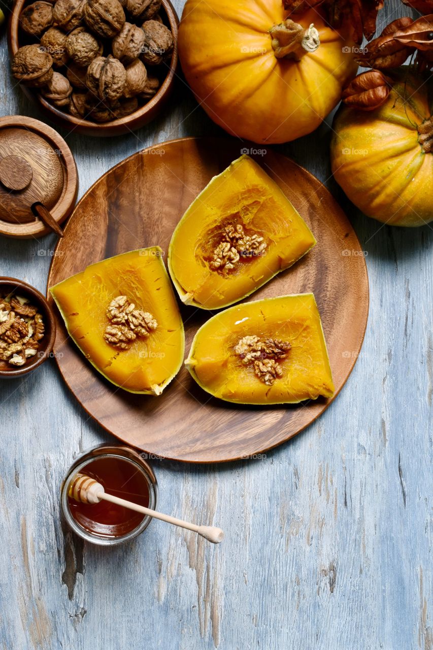 Cooked pumpkin with honey and walnuts 