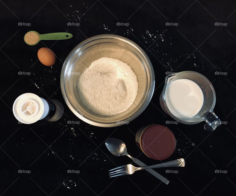 Ingredients to make pancakes