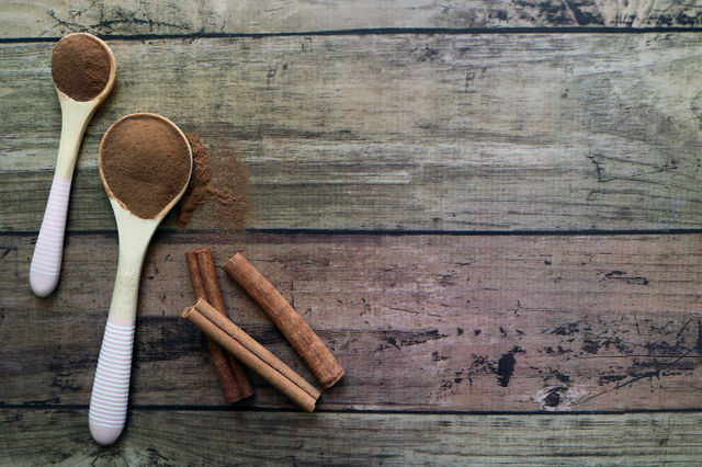Ground Cinnamon and Cinnamon Sticks