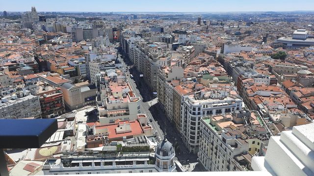 Vistas de c/  Gran Via desde el hotel más alto de Madrid
