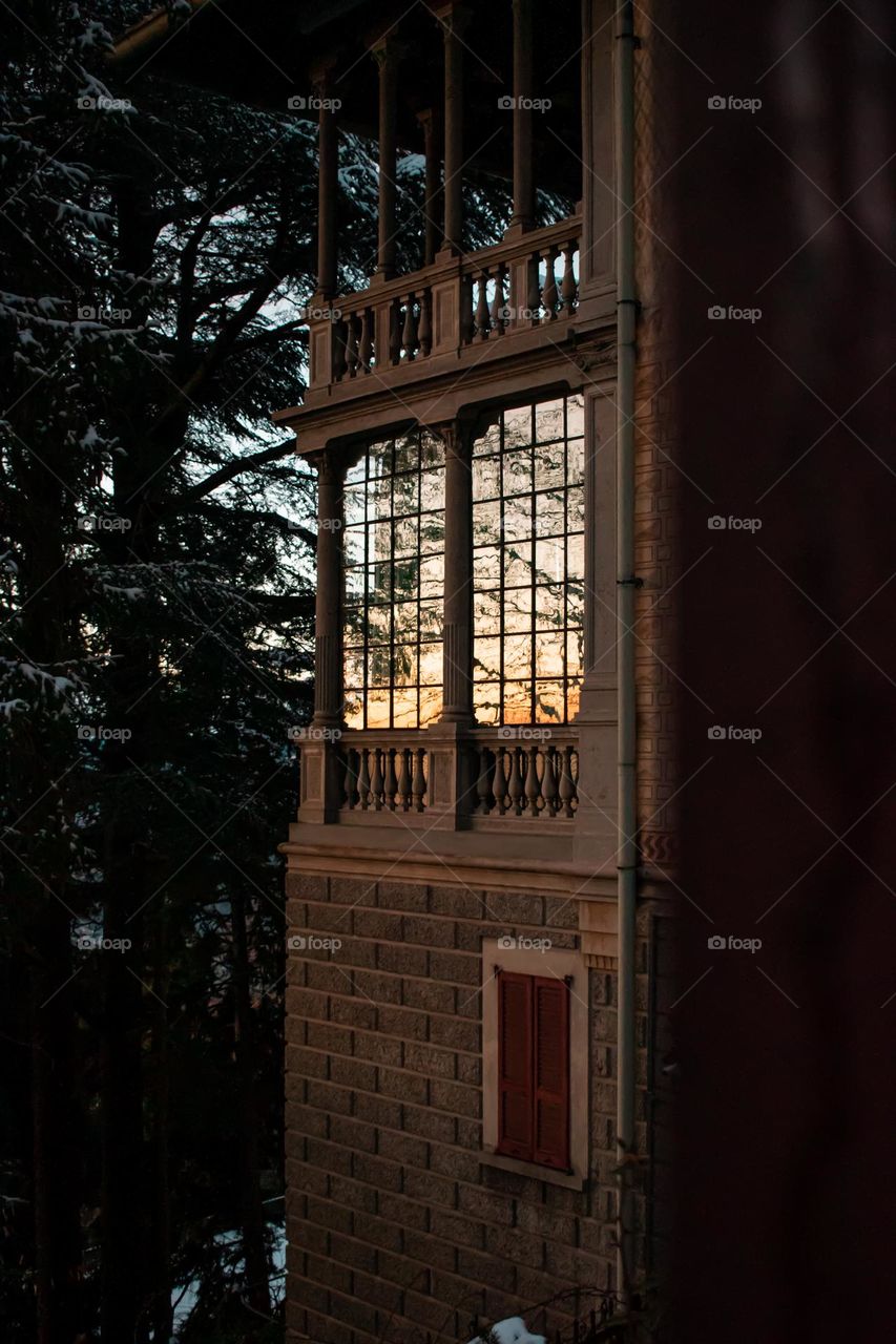 a building οn Lake Como 🇮🇹