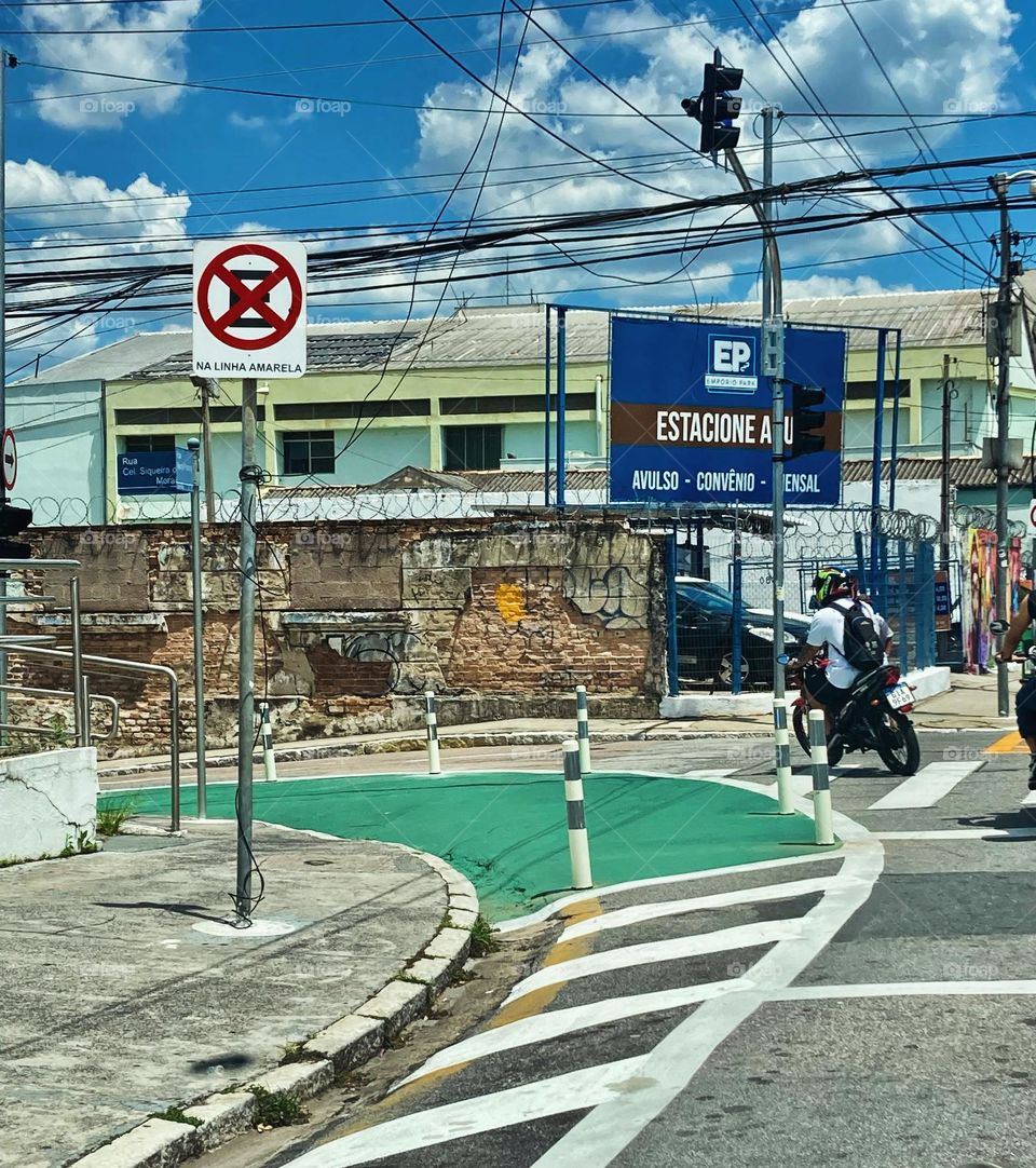 Até agora eu não sei se gostei ou não: nas ruas estreitas de #Jundiaí, a pintura verde com #obstáculos nas #curvas, é uma boa ou não?
Seria #segurança para alguns e perigo para outros?