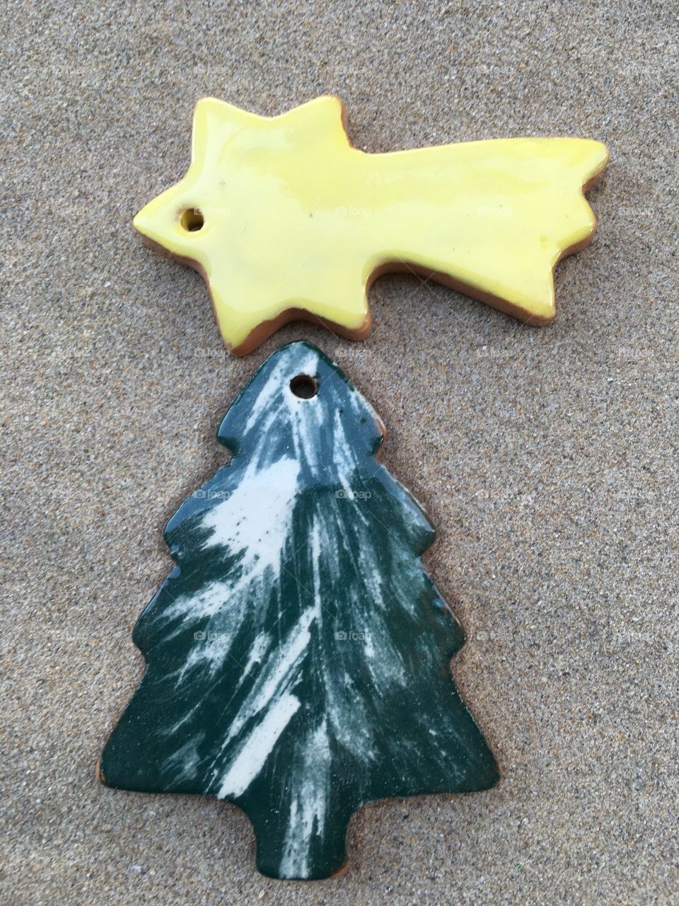 Christmas tree and christmas star, ceramic design on the dand