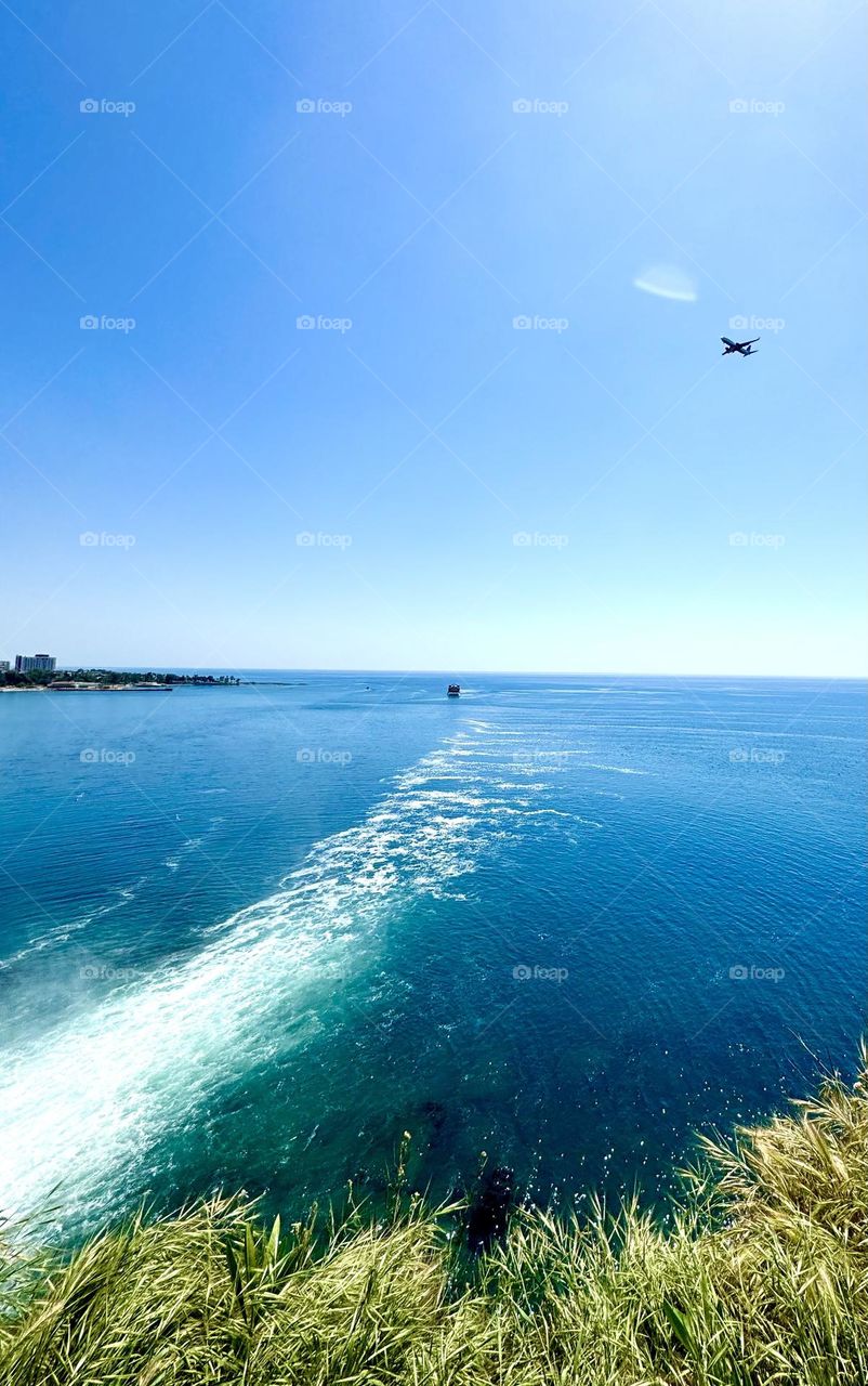 Самолет над морем 