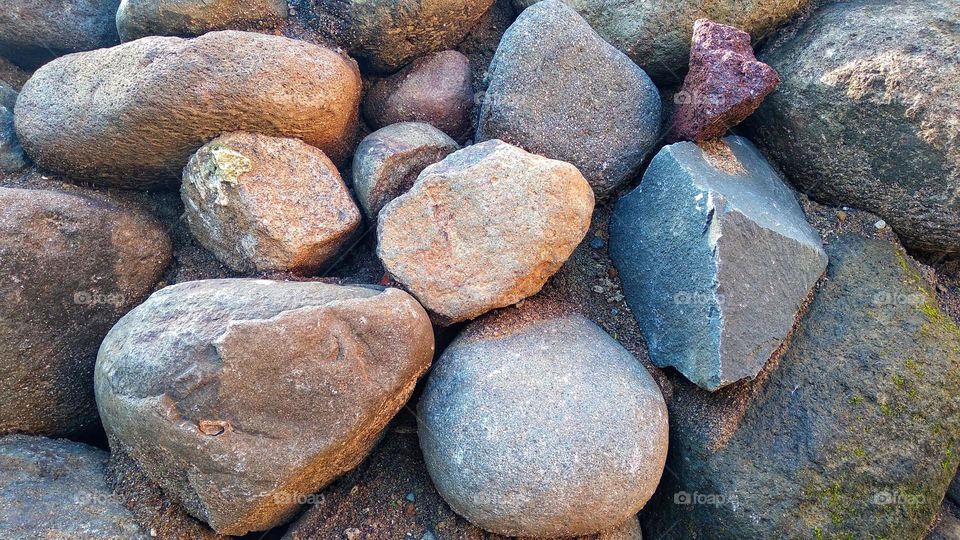 The background of the stone that stands out is not neat.