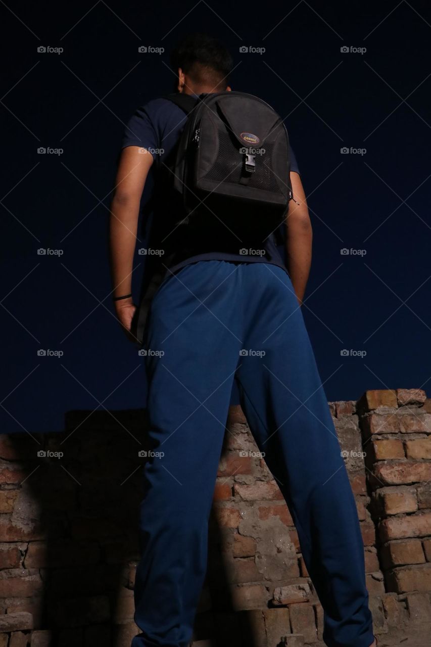 bagpack pose