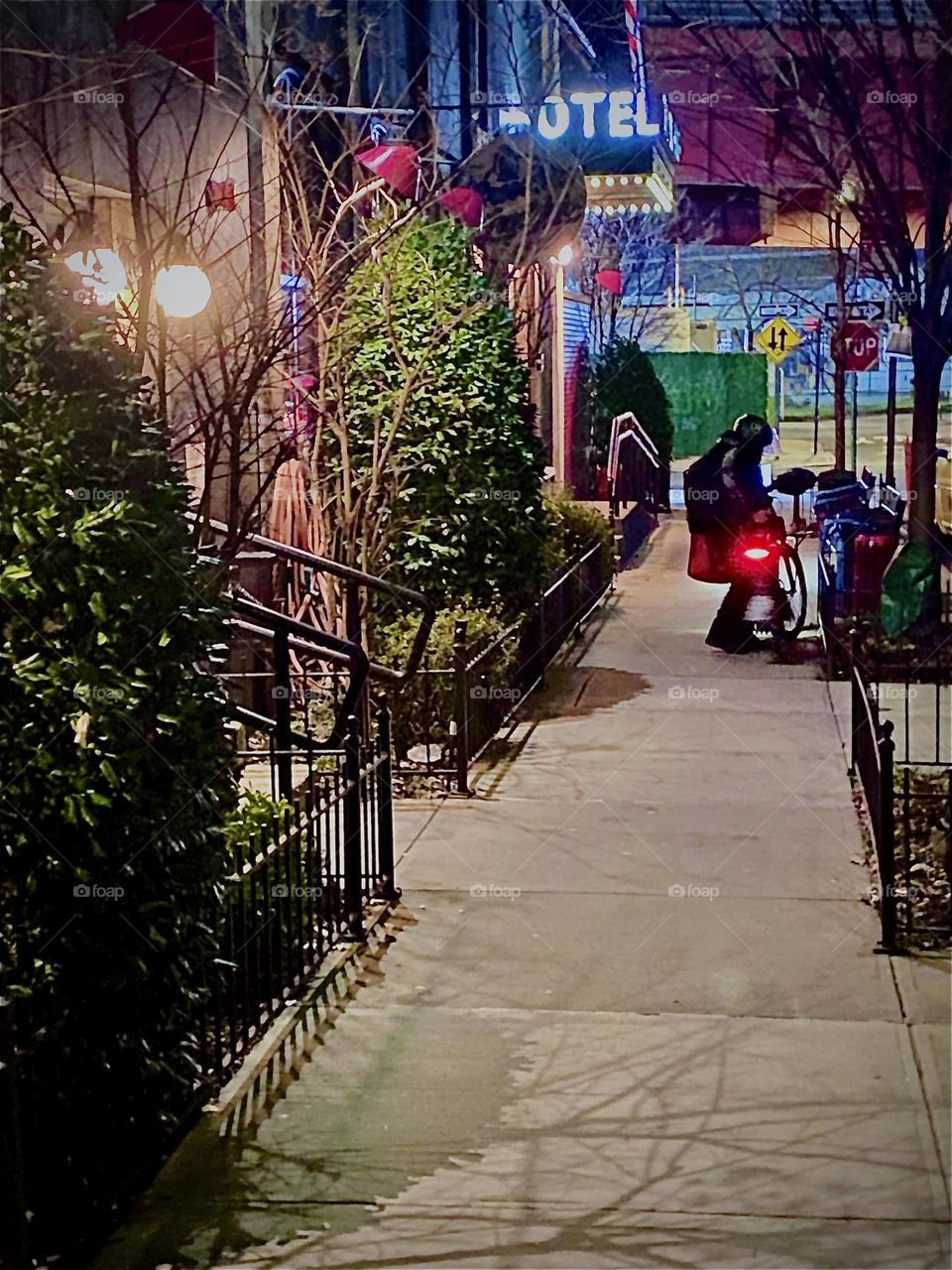 The entrance to the „BOXHOUSE Hotel“ is only a few steps away here on „Box Street“ as one is walking towards the „Pulaski Bridge“ at „Newtown Creek“ in „Greenpoint“, Bklyn. 2023. Hypnotic Productions