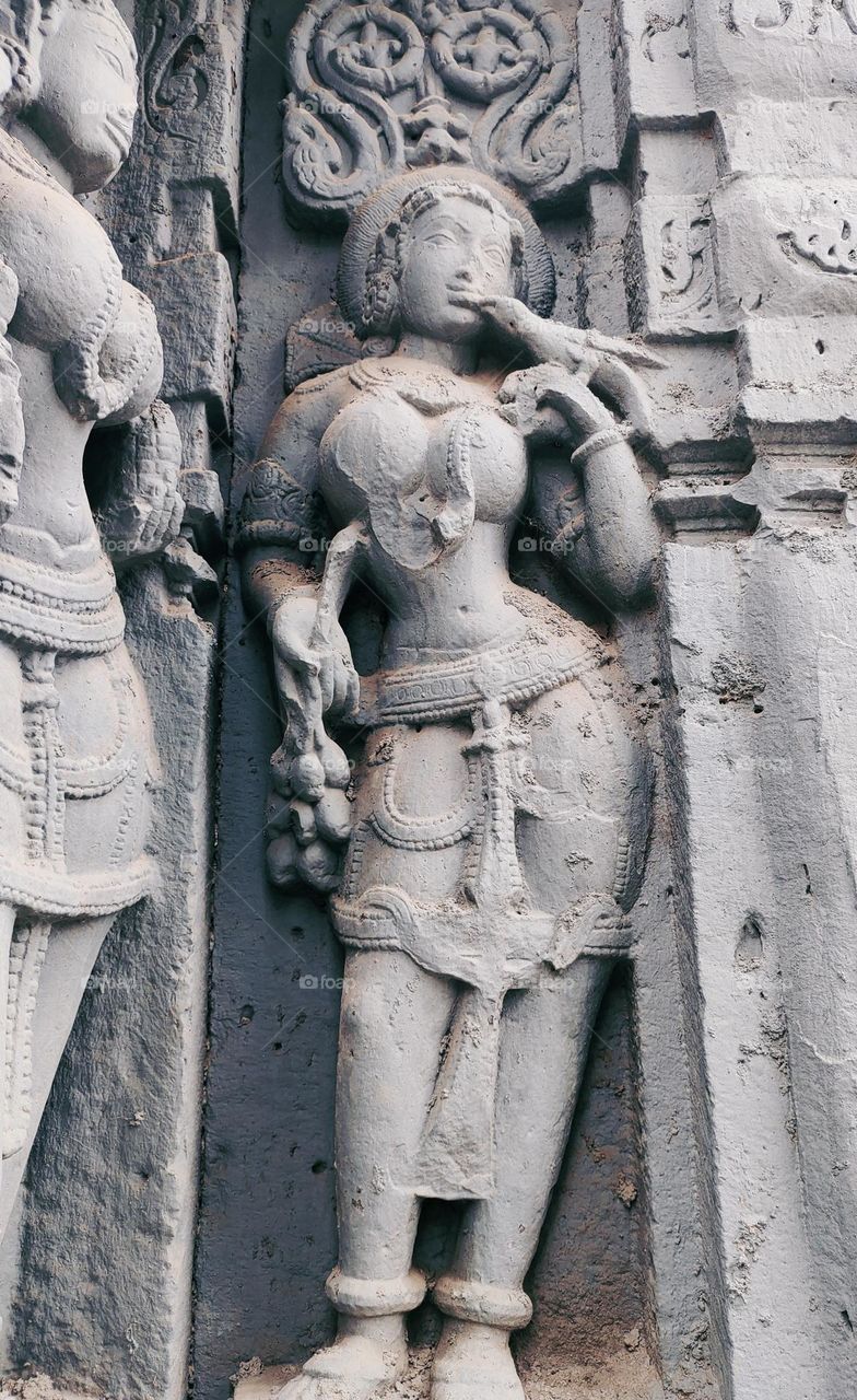 The parrot thought her lips felt like a fruit and held them apart in his tweezers Ancient Murti Art Nilanga