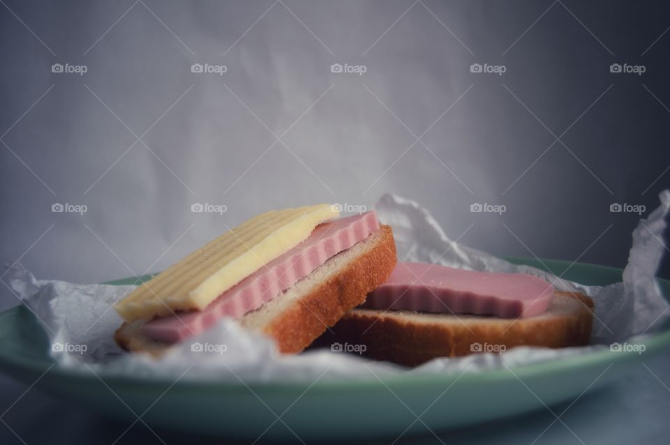 A sandwich is a wonderful thing that likes to experiment. Always possible to distribute the bread the most unexpected products and get an amazing taste.