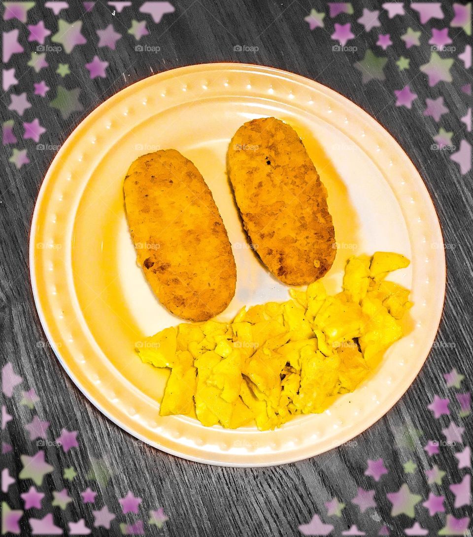 A happy face meal in the morning. It is smiling as it awaits consumption.