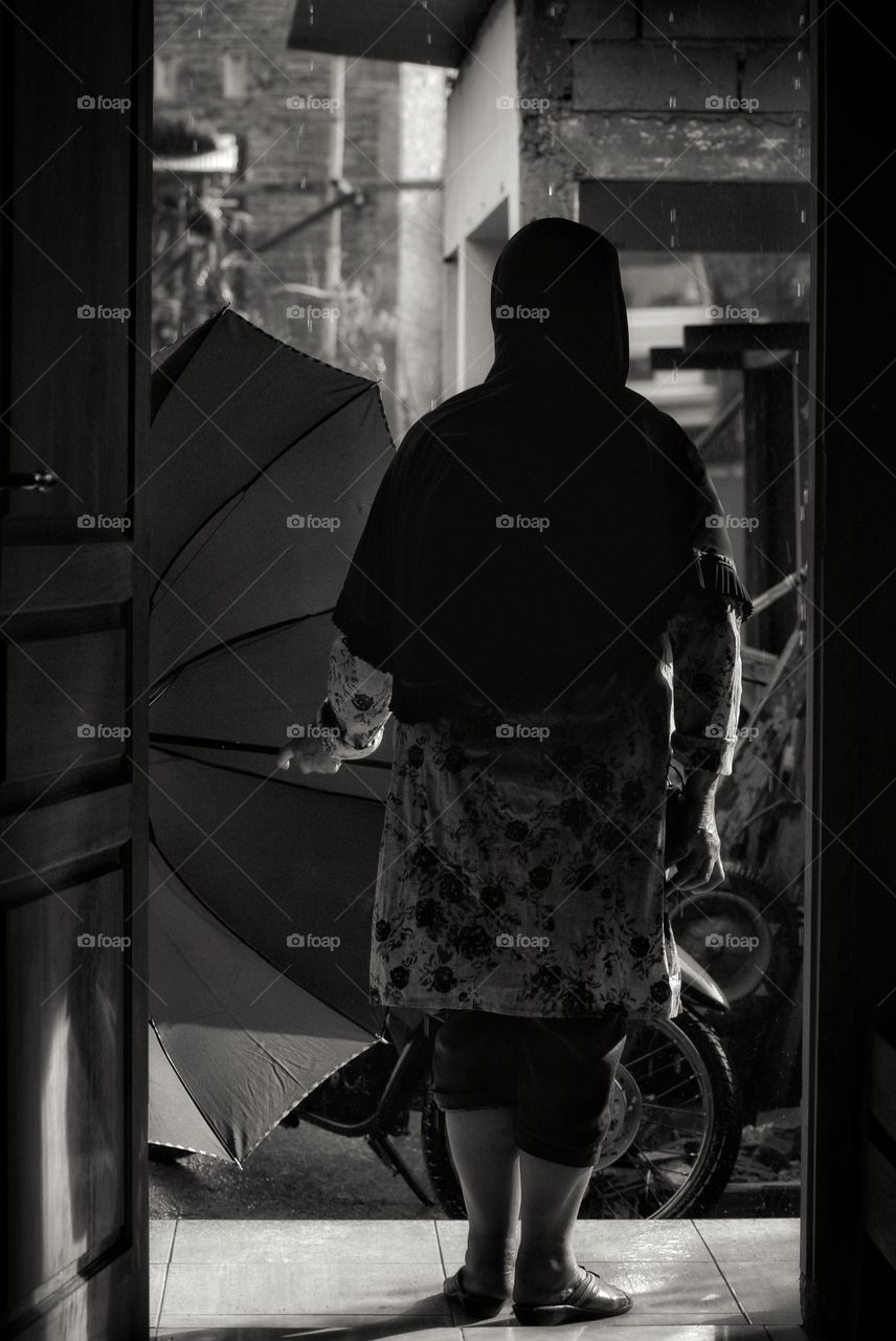 ibuku tersayang sedang membawa payung